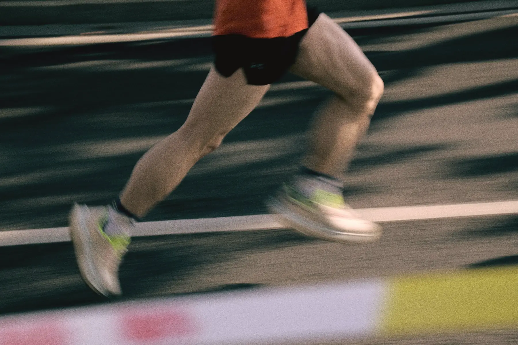 Foulée d'un coureur sur une piste d'athlétisme