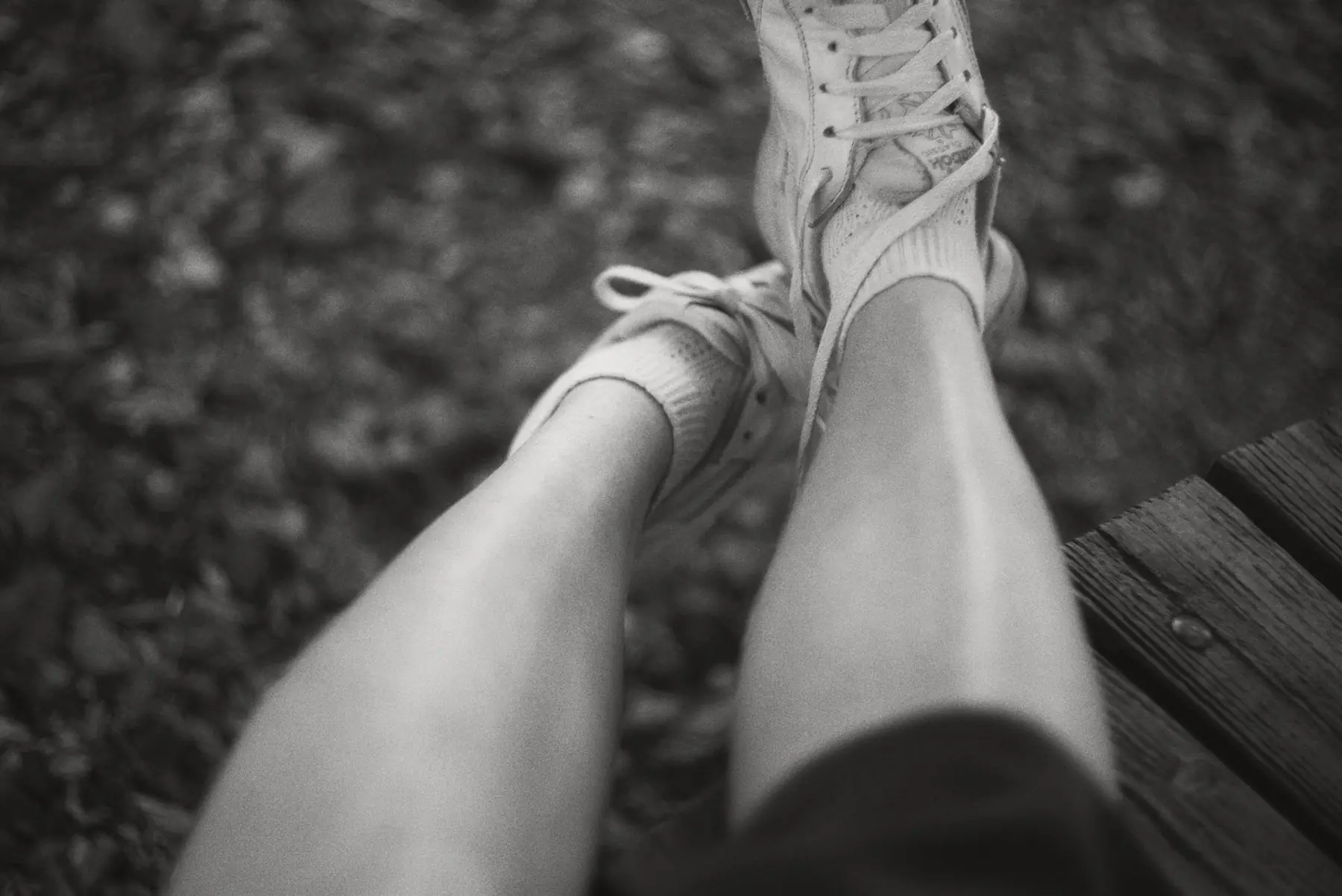 Jambes et chaussures d'un coureur, en noir et blanc