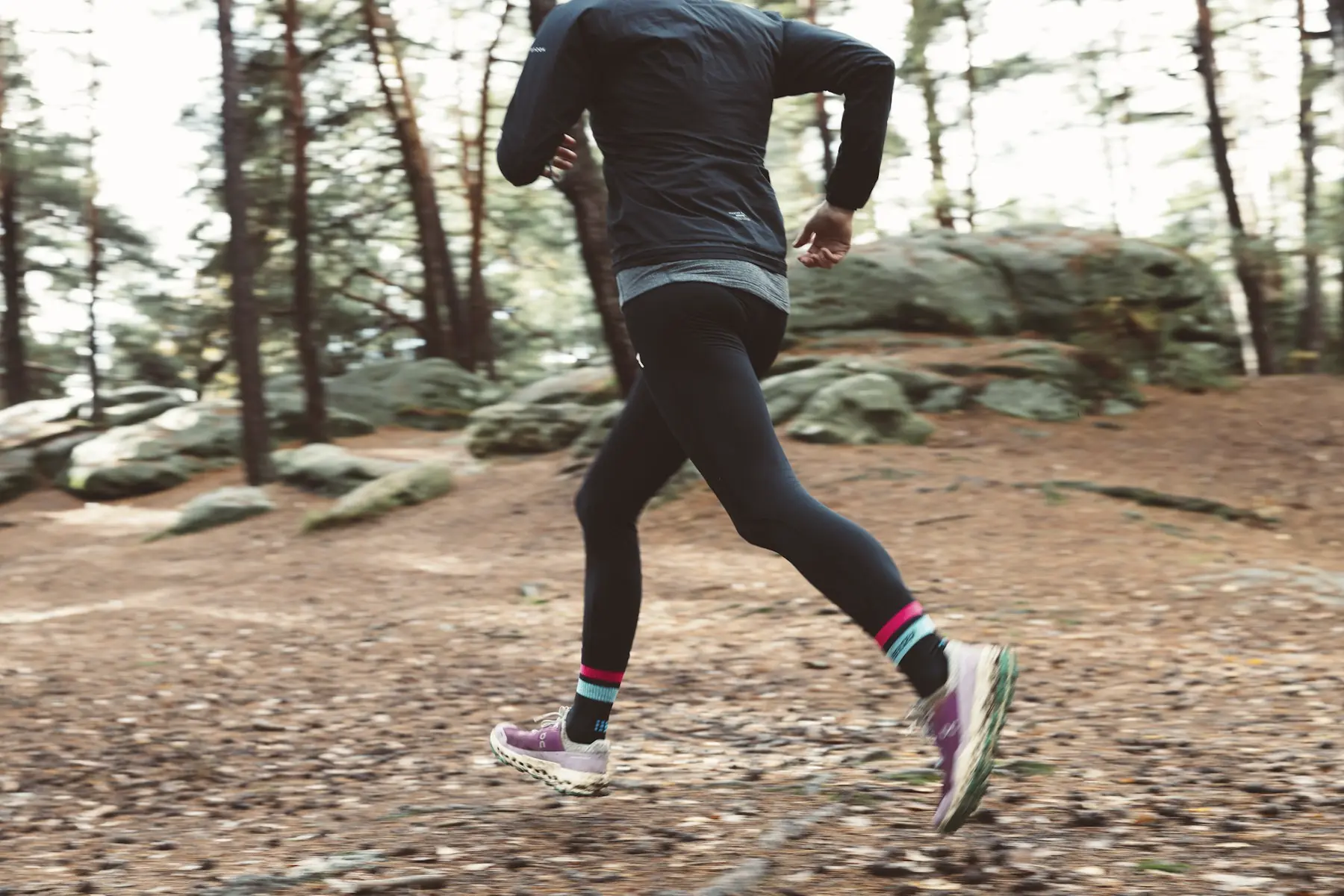 Coureur sur un sentier en forêt