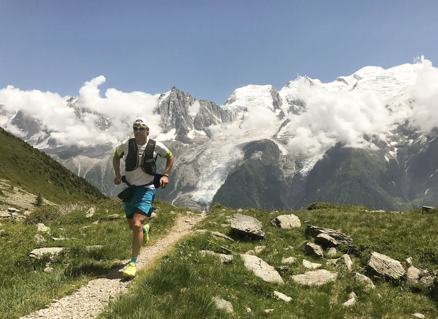 Coureur sur un sentier de montagne